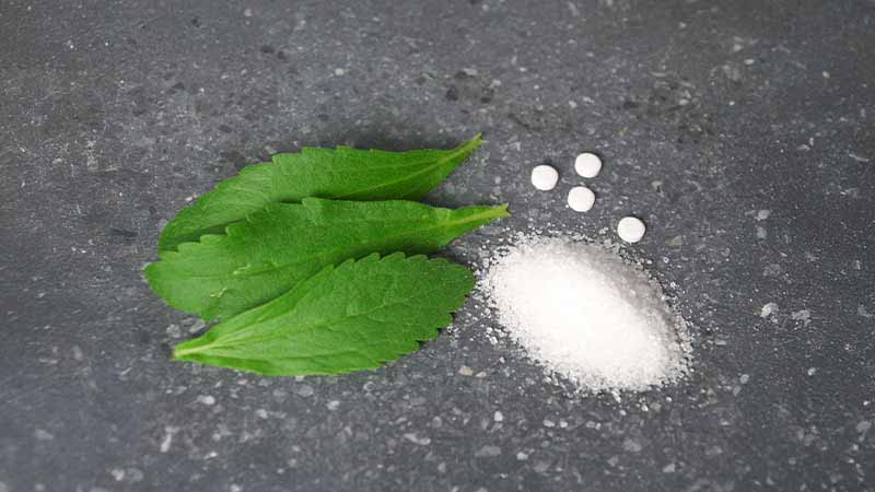 adoçantes e edulcorantes numa bancada cinzenta